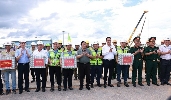Prime Minister Pham Minh Chinh presents gifts to the units constructing Terminal 2 of Dong Hoi Airport (Photo: VNA) Prime Minister Pham Minh Chinh presents gifts to the units constructing Terminal 2 of Dong Hoi Airport (Photo: VNA)