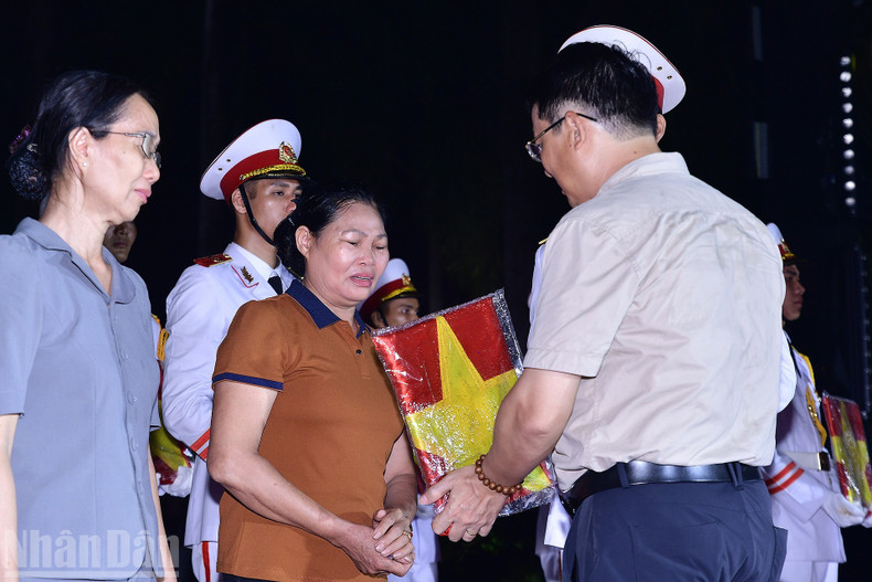 It is known that on this occasion, the Ha Noi Youth Union also launched a peak campaign themed “Repaying Gratitude, Remembering the Source.” From July 20 to 27, the city’s youth carried out a series of activities including exchanges, visits, gift-giving, medical check-ups, treatment, and medicine distribution to people who contributed meritorious service to the nation. tin-6.jpg
