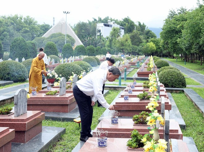 Party General Secretary To Lam (L) offers incense at the A1 National Martyrs’ Cemetery (Photo: VNA) Party General Secretary To Lam (L) offers incense at the A1 National Martyrs’ Cemetery (Photo: VNA)