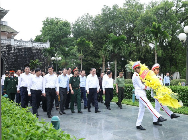 Party General Secretary To Lam and delegates pay tribute to martyrs at the A1 National Martyrs’ Cemetery (Photo: VNA) Party General Secretary To Lam and delegates pay tribute to martyrs at the A1 National Martyrs’ Cemetery (Photo: VNA)
