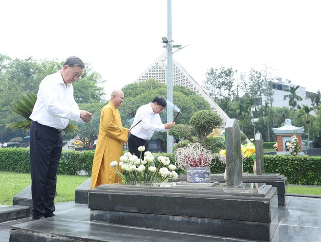 Party General Secretary To Lam (L) offers incense at the A1 National Martyrs’ Cemetery (Photo: VNA) Party General Secretary To Lam (L) offers incense at the A1 National Martyrs’ Cemetery (Photo: VNA)