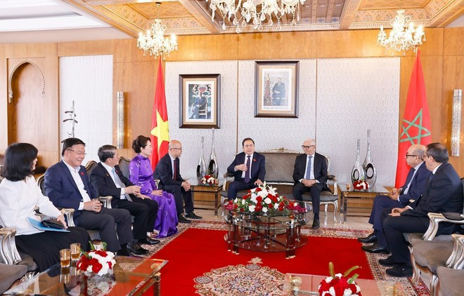 At Salé Airport in Rabat, the Vietnamese delegation is seen off by Speaker of the Moroccan House of Representatives Rachid Talbi Alami. (Photo: VNA) At Salé Airport in Rabat, the Vietnamese delegation is seen off by Speaker of the Moroccan House of Representatives Rachid Talbi Alami. (Photo: VNA)