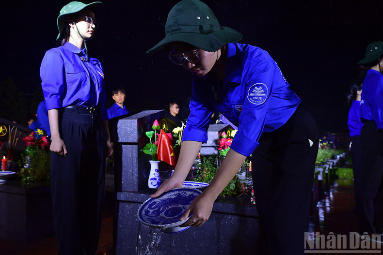 At the same time, volunteers at all martyrs’ cemeteries, memorial tablets, monuments, and memorial houses across the capital simultaneously lit candles in their honour. tin-3.jpg