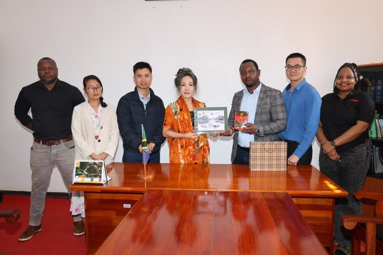 The delegation working with the District Commissioner of Lushoto. lam-viec-voi-quan-truong-lushoto-3-5738.jpg