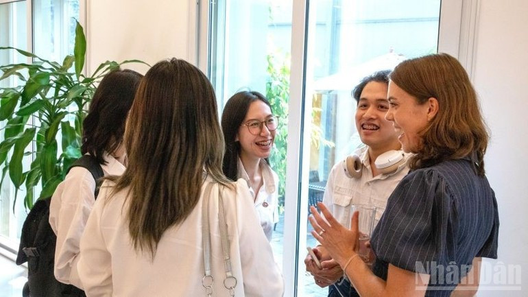 Students participating in the debate at the Ambassador’s residence in Ha Noi. dsqdm1.jpg