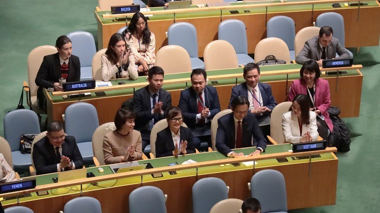 The Vietnamese delegation after hearing the President of the UN General Assembly announce the voting results. (Photo: VNA) 10.jpg
