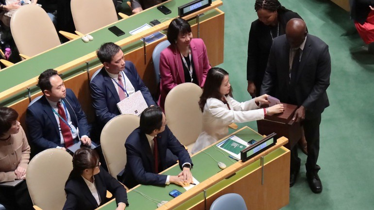 Deputy Foreign Minister Nguyen Minh Hang casts her ballot. (Photo: VNA) 4.jpg