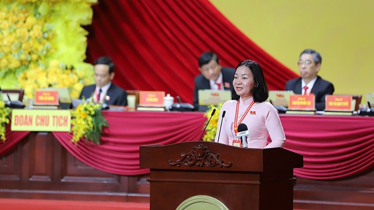 Truong Thi My Hanh, Permanent Vice Chairwoman of the Viet Nam Fatherland Front Committee of Ho Chi Minh City, presenting her paper at the Congress. z7117582351288-04420e6b70e712213b32f40b35232a79.jpg