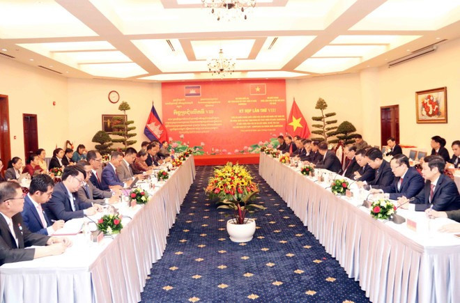 Participants at the 8th meeting between the Vietnamese Ministry of National Defence and the National Council of the Solidarity Front for the Development of Cambodia Motherland (SFDCM) in HCM City on October 15, 2025. (Photo: VNA) vna-potal-tang-cuong-phoi-hop-xay-dung-tu-bo-ton-tao-dai-huu-nghi-viet-nam-campuchia-tai-campuchia-8340147.jpg