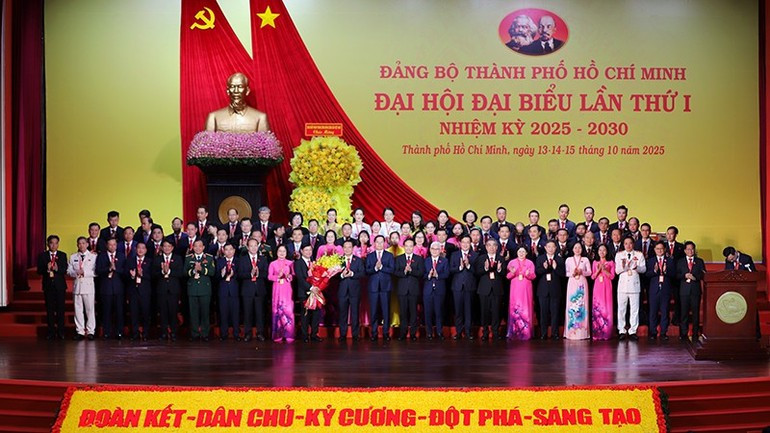 Delegation representing the Ho Chi Minh City Party Committee to the 14th National Party Congress debuts at the Congress. z7118159245908-e5bd81b8d1c0445e87e2c8b666de12ab.jpg