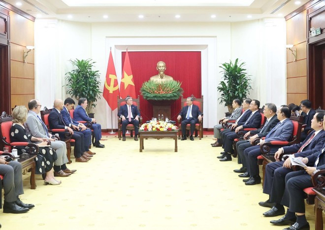 At the meeting (Photo: VNA) 2-party-leader-murphy-oil-vna.jpg
