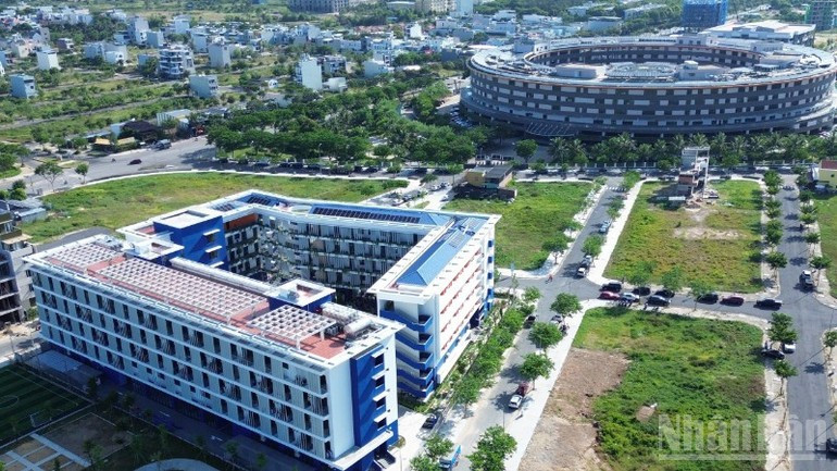 The highest salary for leading experts and scientists recruited by Da Nang City will be 150 million VND per month. Pictured: an aerial view of FPT Complex. (Photo: ANH DAO) c695bc5e844809165059-8727.jpg
