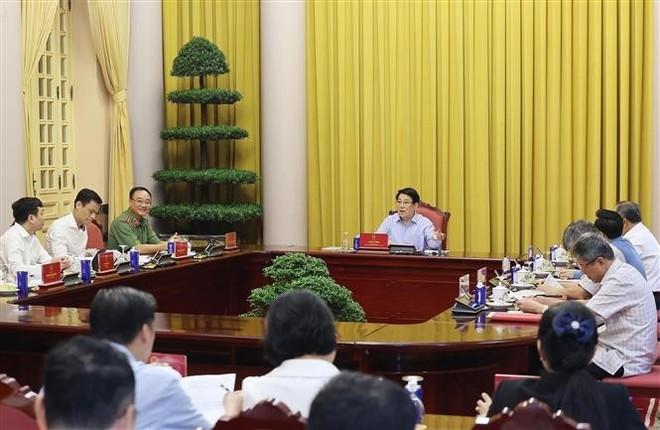 President Luong Cuong chairs a working session with relevant agencies on October 15 to look into preparations for the signing ceremony of the UN Convention against Cybercrime. (Photo: VNA) vna-potal-chu-tich-nuoc-chu-tri-buoi-lam-viec-ve-cong-tac-chuan-bi-cho-le-mo-ky-cong-uoc-ha-noi-8339712.jpg