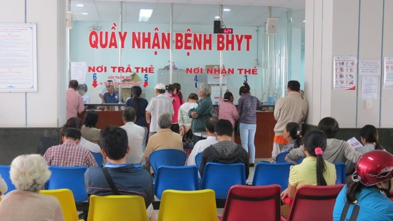 Elderly residents benefit from social welfare policies, including free medical examination and treatment. (Photo: Quy Hien)) kham-chua-benh-bang-the-bhyt-5482.jpg