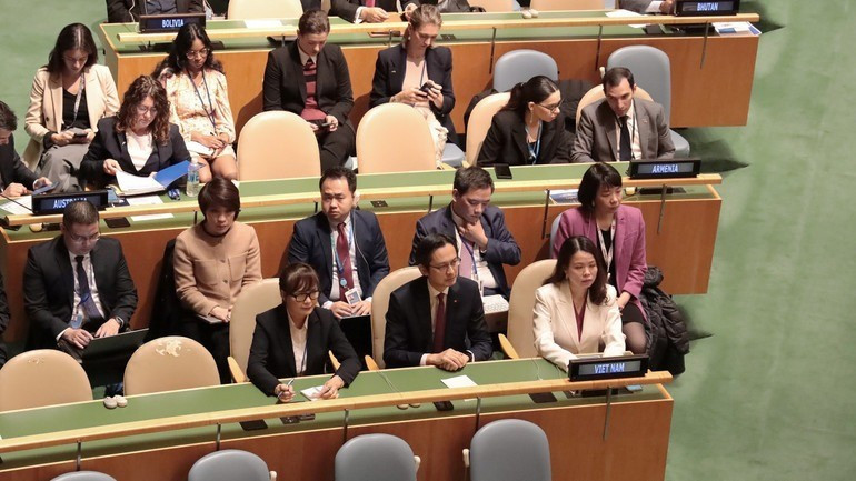 Deputy Foreign Minister Nguyen Minh Hang casts her ballot. (Photo: VNA) 3.jpg