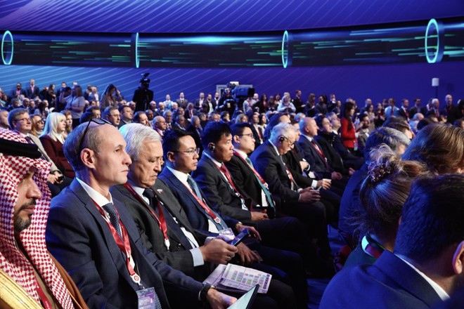 Delegates at the event (Photo: VNA) vna-potal-khai-mac-dien-dan-tuan-nang-luong-nga-2025-8340684.jpg