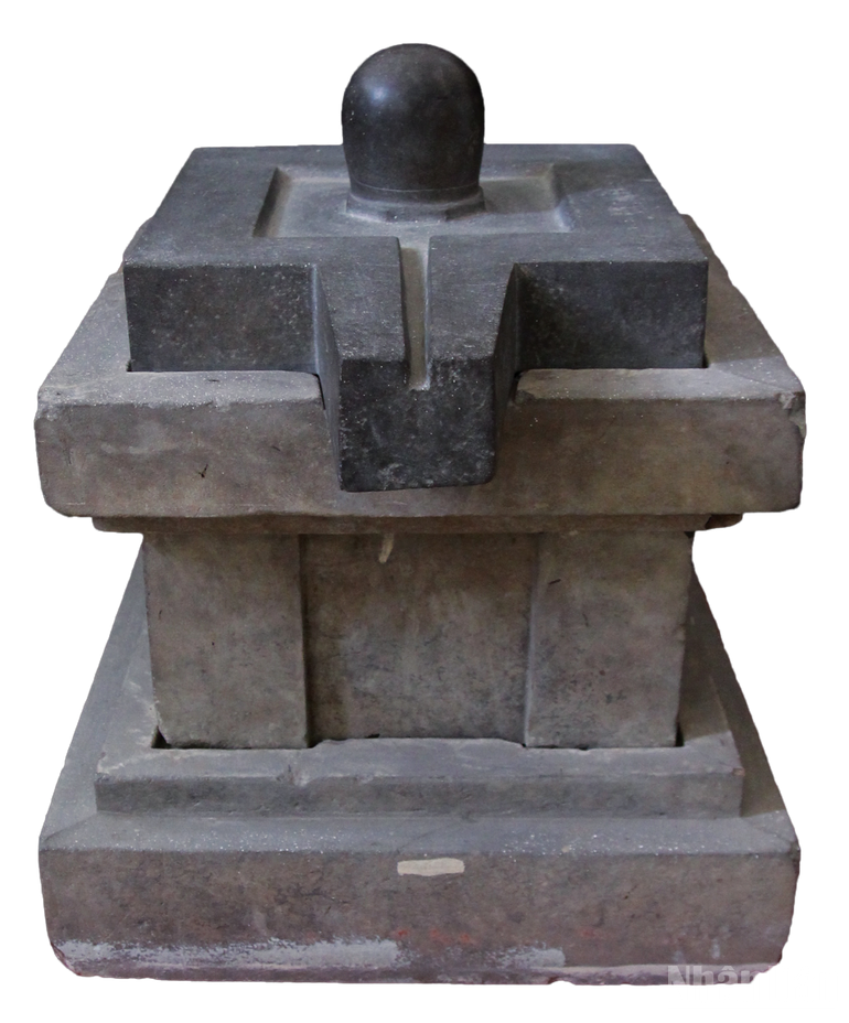 The Linh Son Linga-Yoni set was designated a national treasure. 2020-linga-yoni-linh-son.png
