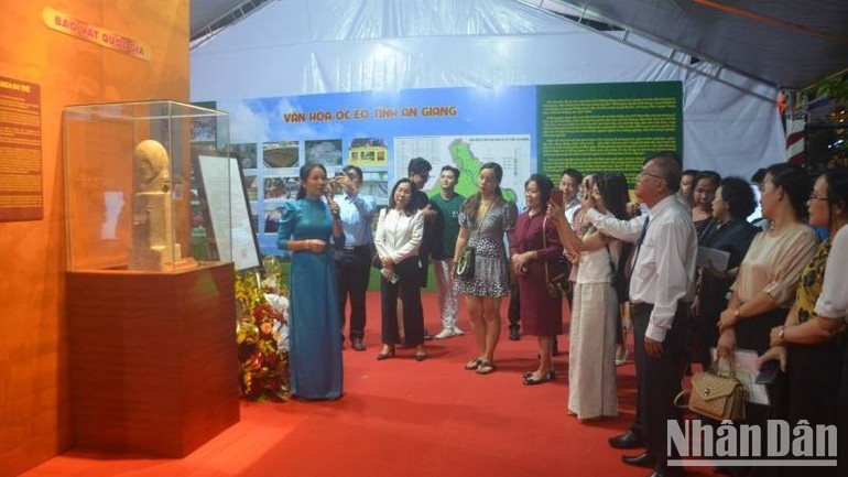 Exhibition of Oc Eo artefacts at the An Giang Provincial Museum. ndo-br-z4742433556055-11446236c7bff9fe9fa3afddebcb5c43-1.jpg