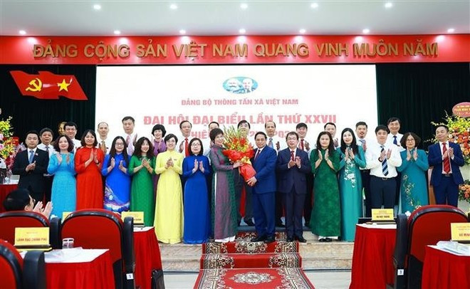 Prime Minister Pham Minh Chinh presents flowers, congratulating the newly-elected the VNA Party Committee for the 2025 - 2030 term. (Photo: VNA) Prime Minister Pham Minh Chinh presents flowers, congratulating the newly-elected the VNA Party Committee for the 2025 - 2030 term. (Photo: VNA)
