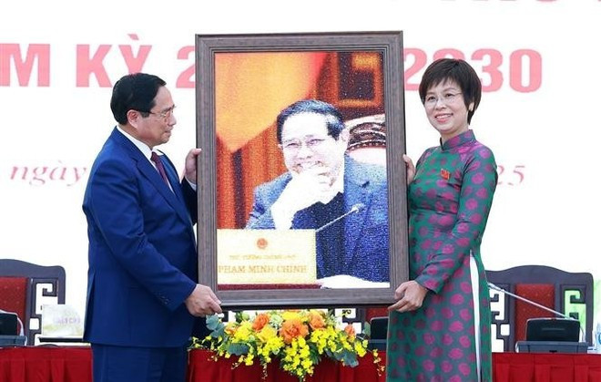 Secretary of the VNA Party Committee and VNA General Director Vu Viet Trang presents Prime Minister Pham Minh Chinh with a souvenir (Photo: VNA) Secretary of the VNA Party Committee and VNA General Director Vu Viet Trang presents Prime Minister Pham Minh Chinh with a souvenir (Photo: VNA)