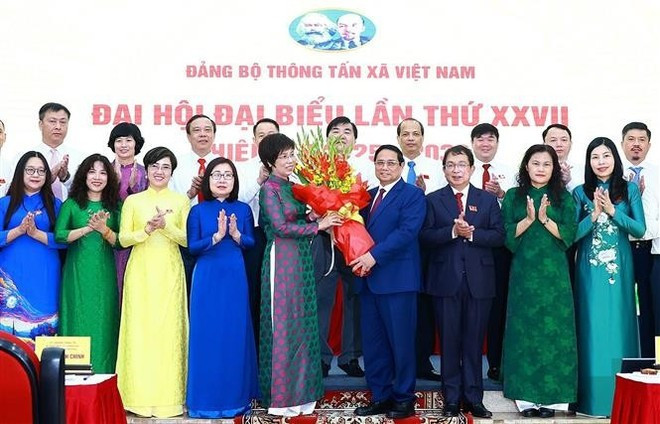 Prime Minister Pham Minh Chinh presents flowers to members of the Party Committee in the 27th tenure (Photo: VNA) Prime Minister Pham Minh Chinh presents flowers to members of the Party Committee in the 27th tenure (Photo: VNA)