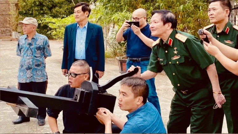 General Nguyen Huy Hieu, engineer Vu Dinh Thanh and other experts and military scientists testing a reconstructed magic crossbow. (Photo: Provided by the characters) anh-no-than-7886.jpg