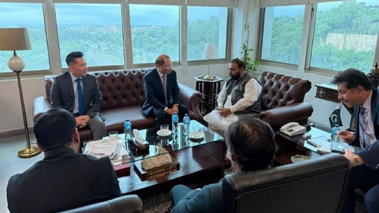 Overview of the working session between Ambassador Pham Anh Tuan and Minister Aurangzeb Khan Khichi. (Photo: Embassy of Viet Nam in Pakistan) 320250718190109-617.jpg
