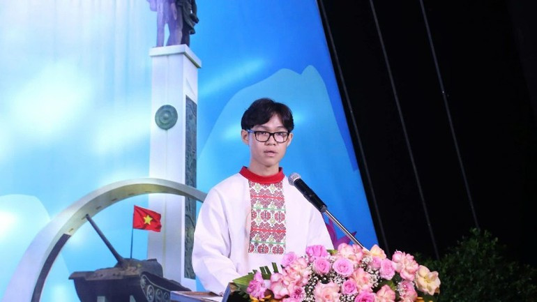 Nguyen Duc Minh (20 years old, overseas Vietnamese from the Russian Federation) shared at the ceremony. (Photo: State Committee for Overseas Vietnamese) z6812754993416-2f811243bd148ec6b63a3b3cbfd49186-7393.jpg