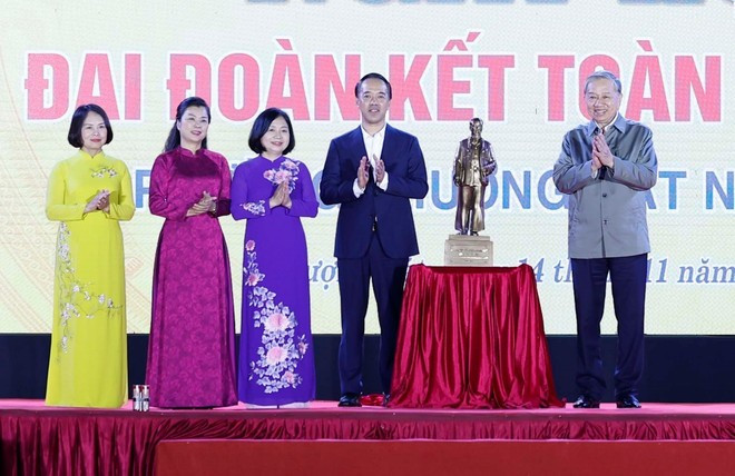 Party General Secretary To Lam presents a statue of President Ho Chi Minh to Thuong Cat ward, Hanoi. (Photo: VNA)