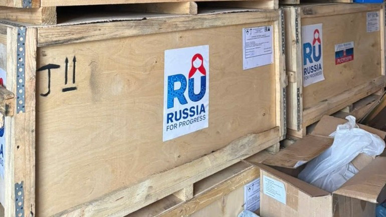 Receiving emergency relief goods from the Russian Federation for people affected by natural disasters. (Photo: Embassy of the Russian Federation in Viet Nam) z7169541179546-c7966a5727e422785312d0bf4bbf5d0a-6029.jpg
