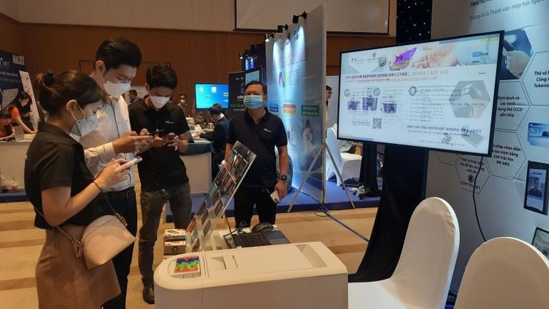 Delegates visit digital transformation solutions on display during National Digital Transformation Day held in Ho Chi Minh City. so-1.jpg