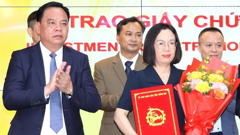 Vo Tan Duc, Deputy Secretary of the Provincial Party Committee and Chairman of the People’s Committee of Dong Nai Province, presents an investment registration certificate to an FDI enterprise. img-9570-6616.jpg