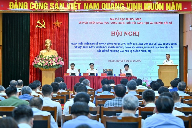 At the conference to implement Plan No. 02, the Central Steering Committee addressed many concerns about the operational mechanism and priority policies for digital transformation. (Photo: DUY LINH) c568323c20dd9783cecc.jpg
