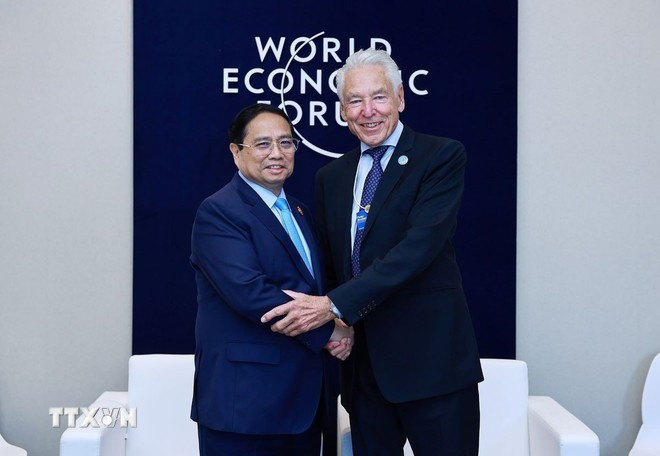 Prime Minister Pham Minh Chinh (L) meets with WEF Interim Chairman Peter Brabeck-Letmathe (Photo: VNA) thu-tuong-pham-minh-chinh-gap-chu-tich-lam-thoi-wef-peter-brabeck-letmathe-ttxvn.jpg
