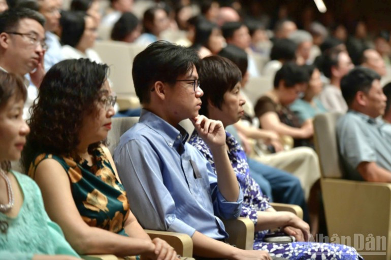 A large audience in Viet Nam attends the special art programme celebrating the profound Viet Nam–Cuba friendship. tin-15.jpg