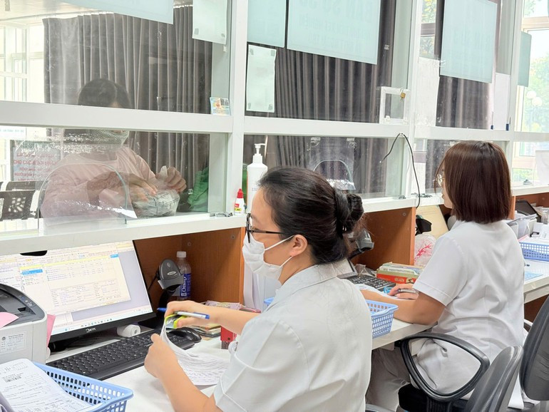Citizens can use their ID cards for medical treatment at health facilities. (Photo: DIEU THUONG) tin-1.jpg