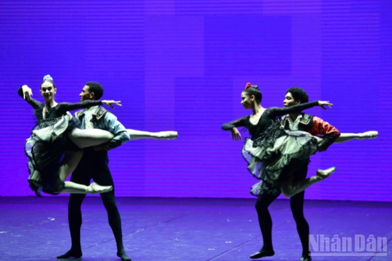 In addition, among the artists participating in this Viet Nam tour, audiences with a passion for the art form will also have the chance to enjoy performances by many of the Cuban National Ballet’s most celebrated names, including Dani Hernández, Ányelo Montero, Anette Delgado, Sadaise Arencibia, and Yankiel Vázquez. tin-12.jpg