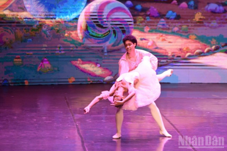 It is known that the Cuban National Ballet has performed in 62 countries across five continents, building a repertoire of more than 700 works—many of which are new productions. tin-13.jpg