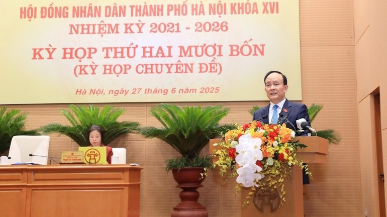 Chairman of the Ha Noi People’s Council Nguyen Ngoc Tuan delivering the opening remarks at the session. img-20250627-083700.jpg