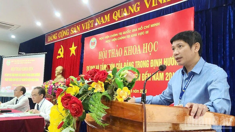 Dr Nguyen Dung Anh, Deputy Director of the Region III Academy of Politics, highlights the advantages and conditions for the Central Highlands’ development in the coming period. (Photo: DINH TANG) tin-21.jpg