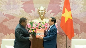 NA Vice Chairman Tran Quang Phuong and IPU Secretary-General Martin Chungong at their meeting in Ha Noi on December 29, 2025. (Photo: VNA) 