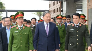 General Secretary To Lam during a working visit to the National Data Centre No.1 at Ha Noi's Hoa Lac Hi-Tech Park on December 29. (Photo: Dang Khoa)