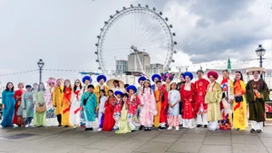 Vietnamese women in Europe in an ao dai performance in event. (Photo: Organisers)