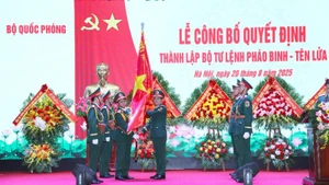 General Nguyen Tan Cuong presents the military flag to the Artillery-Missile Command.