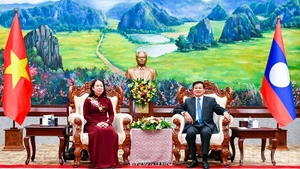 General Secretary of the Lao People’s Revolutionary Party (LPRP) and President of Laos Thongloun Sisoulith (R) receives Vietnamese State Vice President Vo Thi Anh Xuan on August 21. (Photo: Hai Tien) 