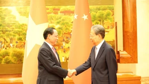 Vice Chairman of the National Assembly Tran Quang Phuong (L) and Zhao Leji, Chairman of the Standing Committee of the National People’s Congress (NPC) of China (Photo: VNA) 