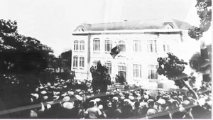 People participated in the uprising to seize power in Vinh City in August 1945. (Source: Nghe An Newspaper)