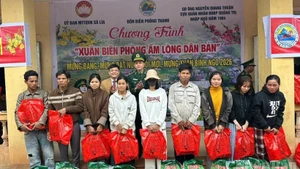 Representatives of the local authorities and Thanh Border Guard Station present gifts to border residents.