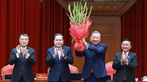 General Secretary of the 13th Party Central Committee To Lam (second, right) is re-elected as the Party chief for the 2026 – 2031 term at the first meeting of the 14th Party Central Committee on January 23 morning. (Photo: VNA)