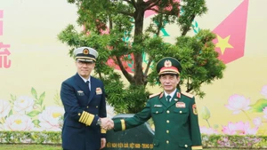 Vietnamese Minister of National Defence Gen. Phan Van Giang (R) and his Chinese counterpart, Sen. Lieut. Gen. Dong Jun, plant a commemorative tree at the Mong Cai International Border Gate. (Photo: VNA)